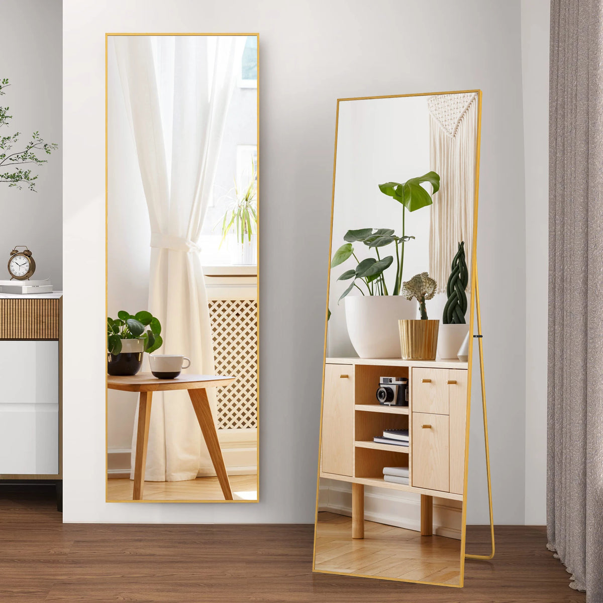Miroir sur pied rectangulaire dans une chambre
