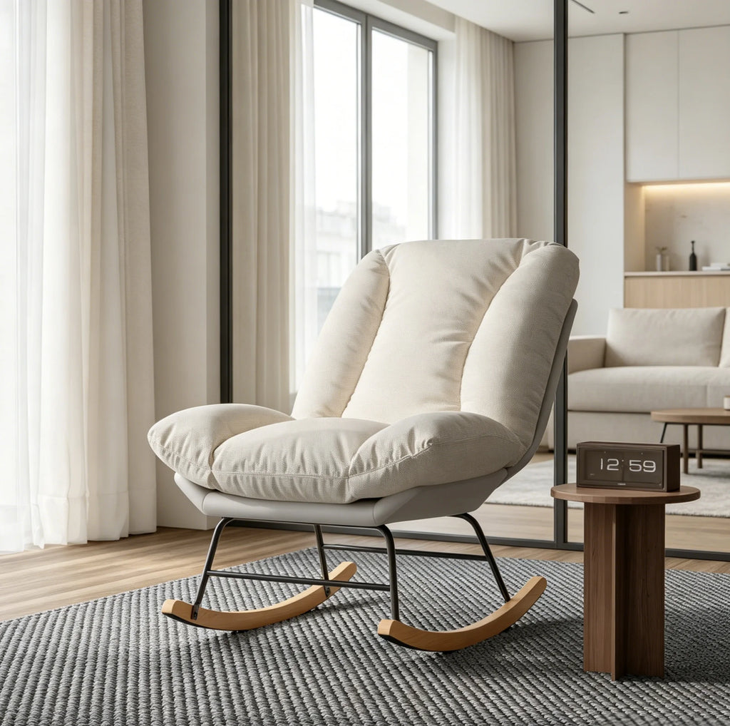 Rocking chair lounge écru dans un salon lumineux