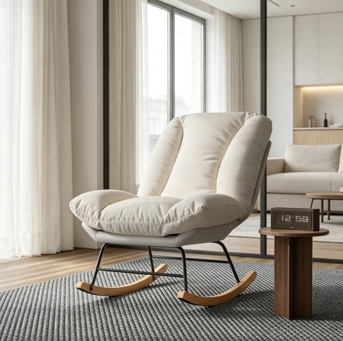 Rocking chair lounge écru dans un salon lumineux