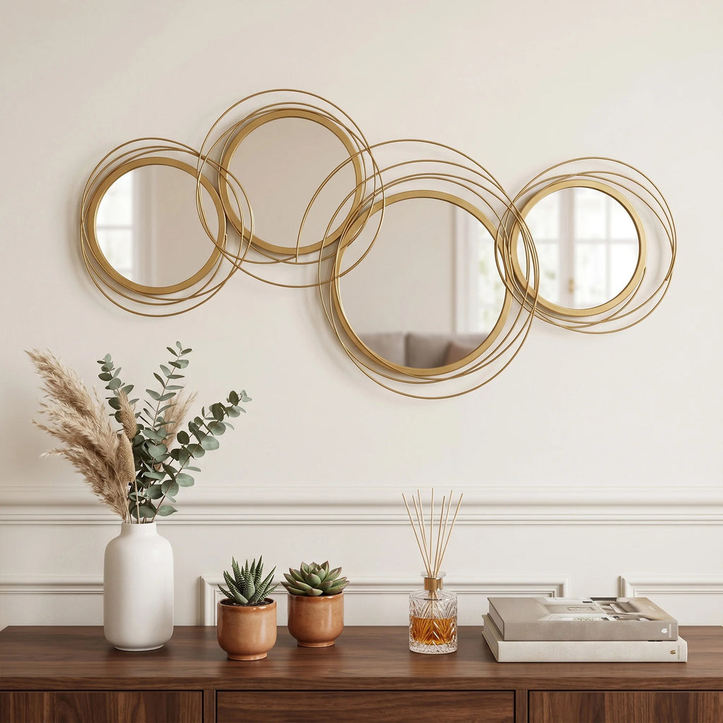 Miroir 4 anneaux dorés au-dessus d'une console