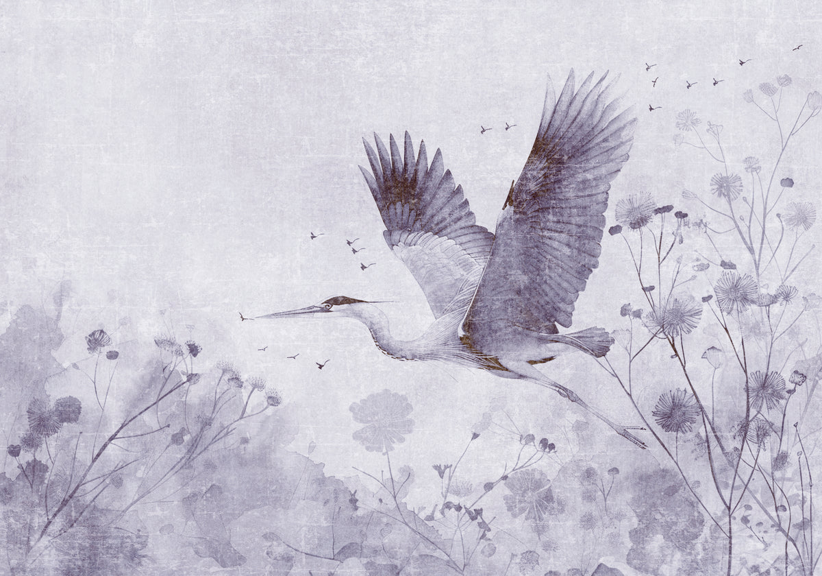 Fresque Vol majestueux : une grue en plein vol au-dessus de hautes herbes, sur un fond lilas et gris pâle