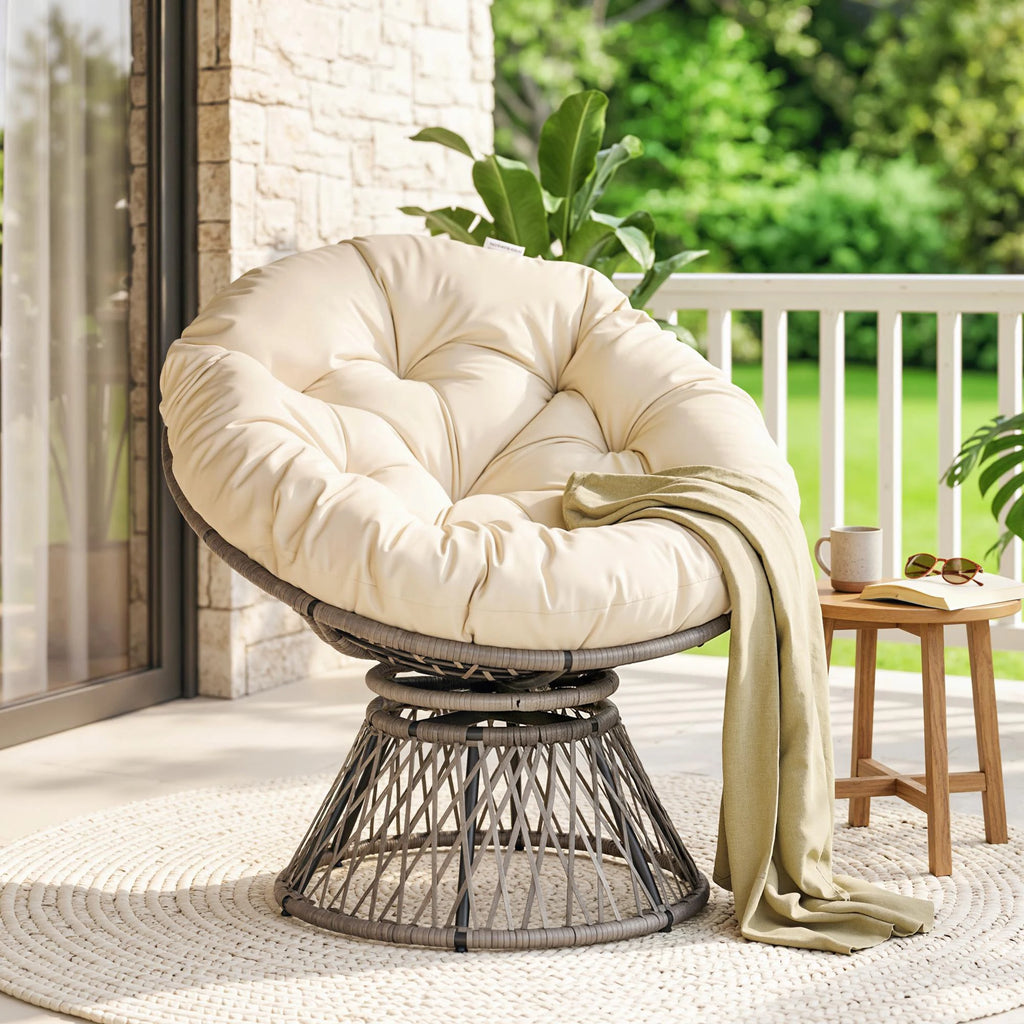 Fauteuil papasan pivotant sur une véranda