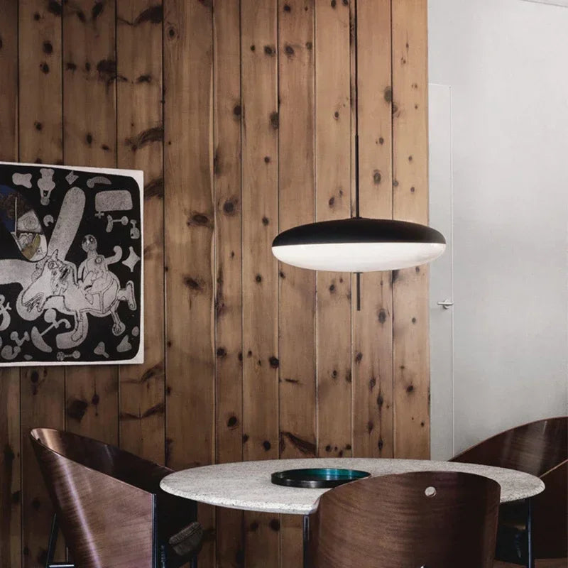 Suspension soucoupe dans une salle à manger