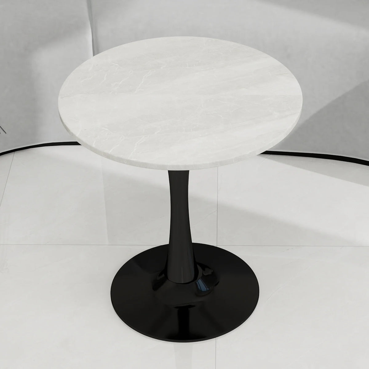 Table basse ronde effet marbre dans un salon