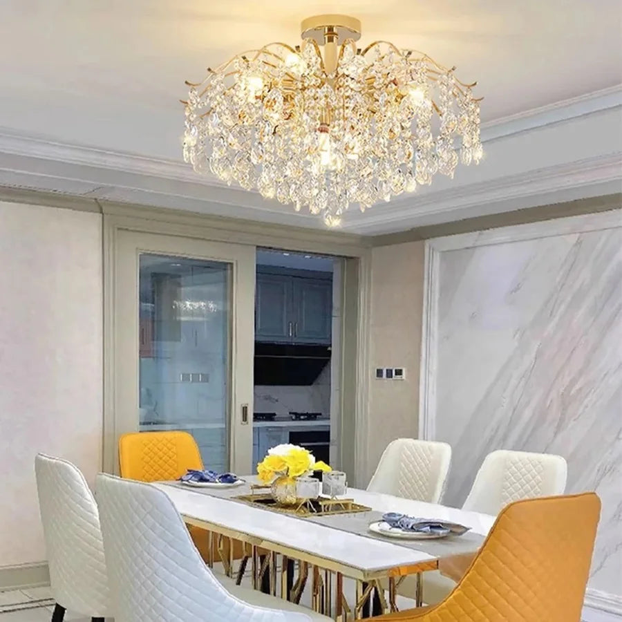 Plafonnier cristal allumé au-dessus d'une table
