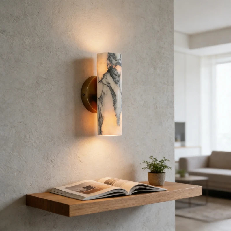 Applique marbre allumée dans un salon