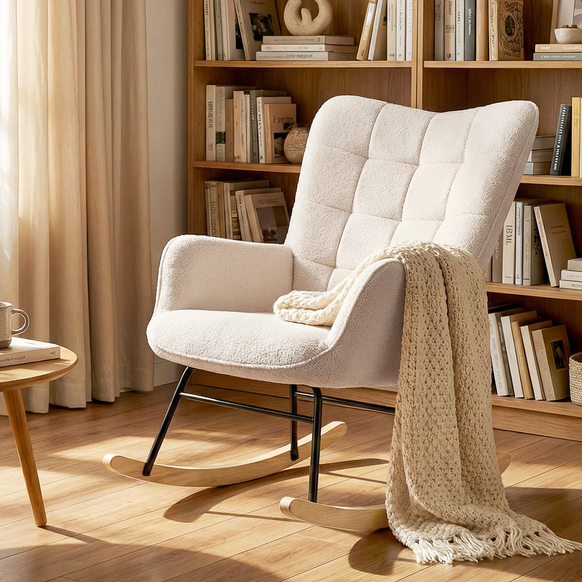 Rocking chair bouclette crème dans un salon lumineux