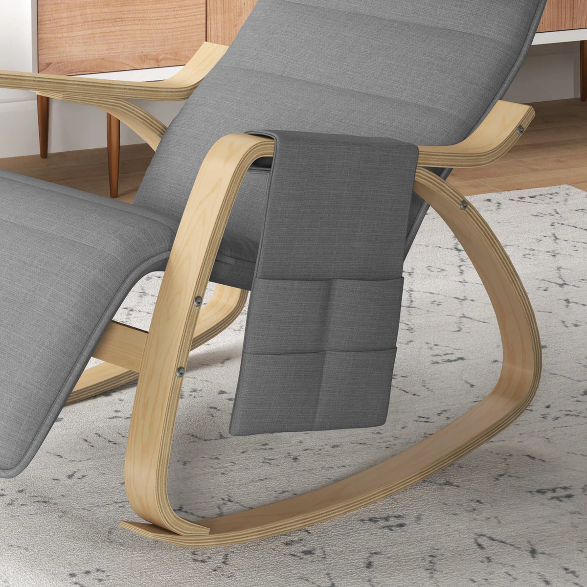 Fauteuil relax à bascule gris dans un salon