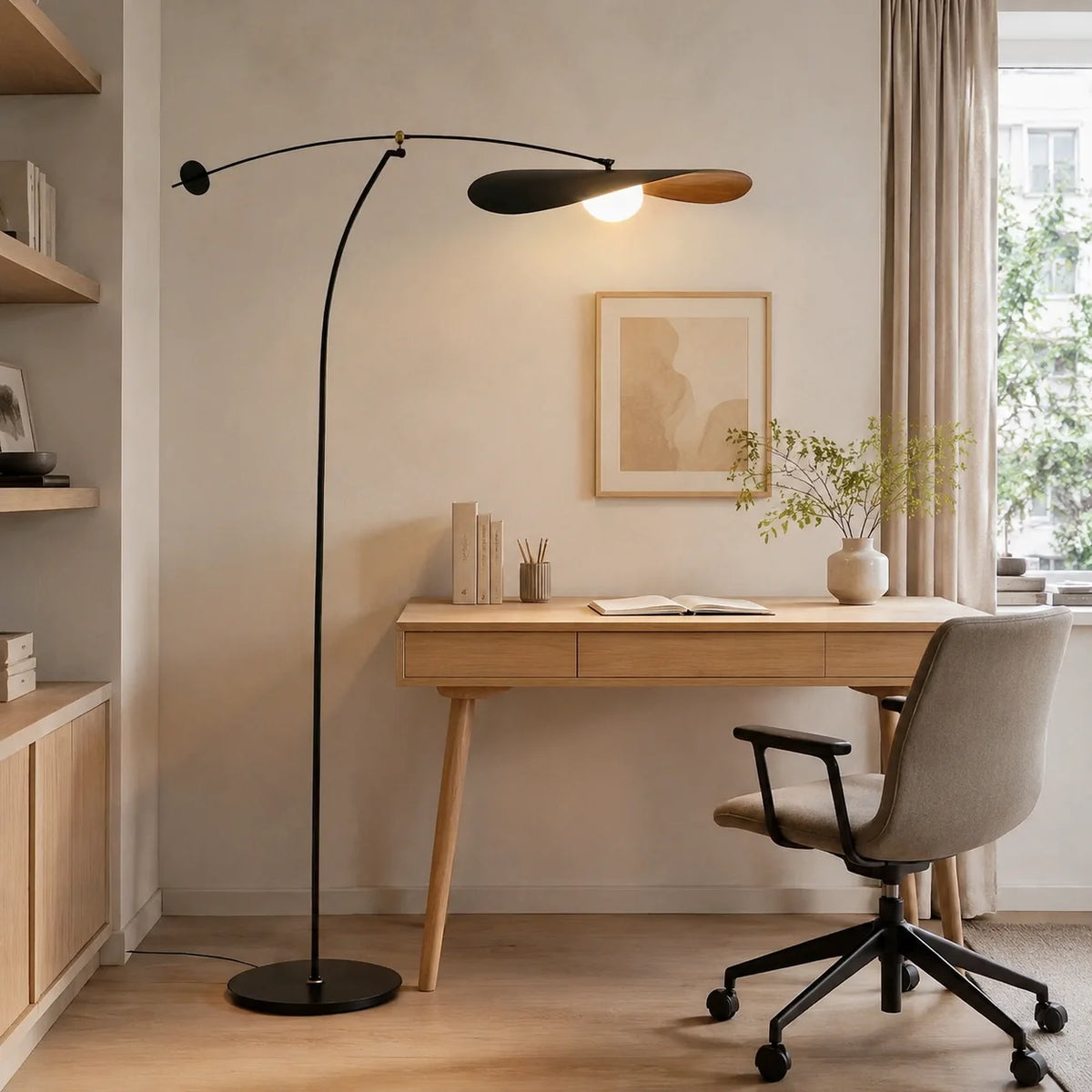 Lampadaire arc vu de trois quarts