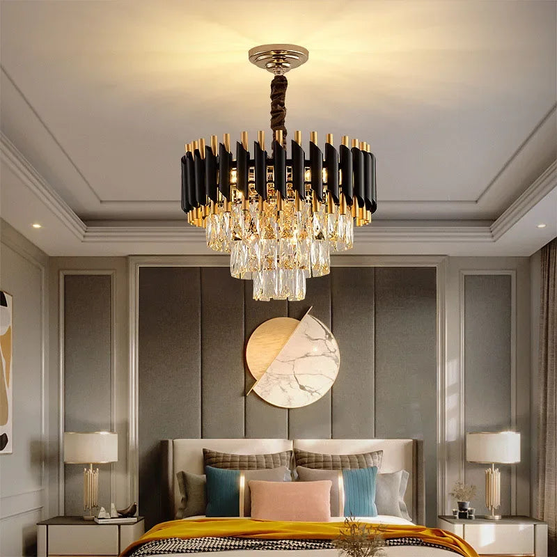 Lustre cristal noir au-dessus d'une table
