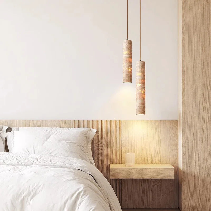 Suspension cylindre en marbre au-dessus d'un lit