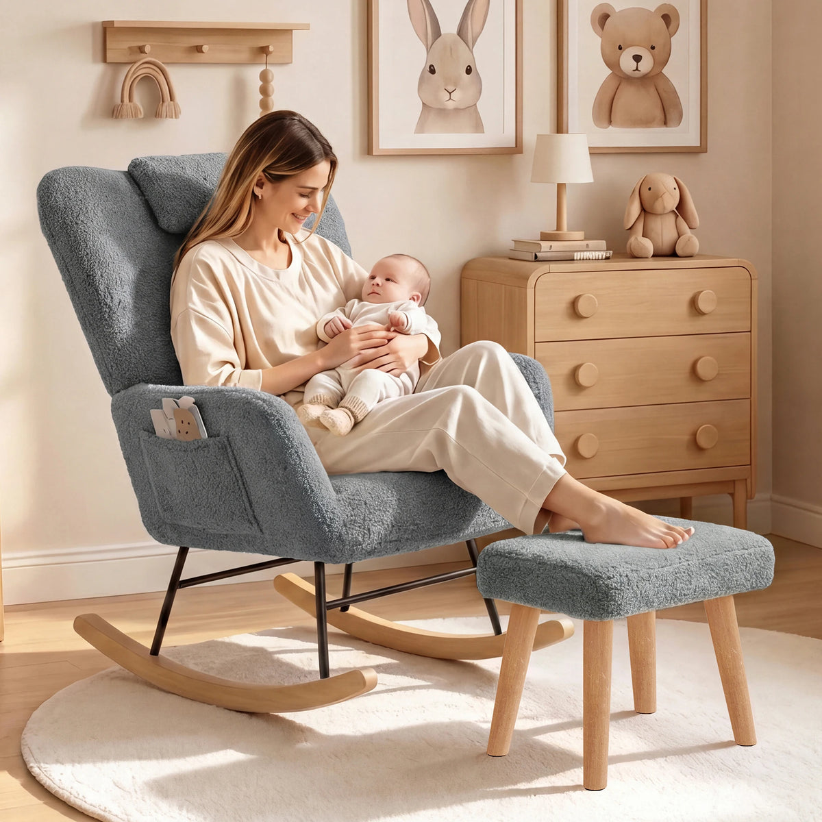 Maman qui allaite dans le fauteuil à bascule gris