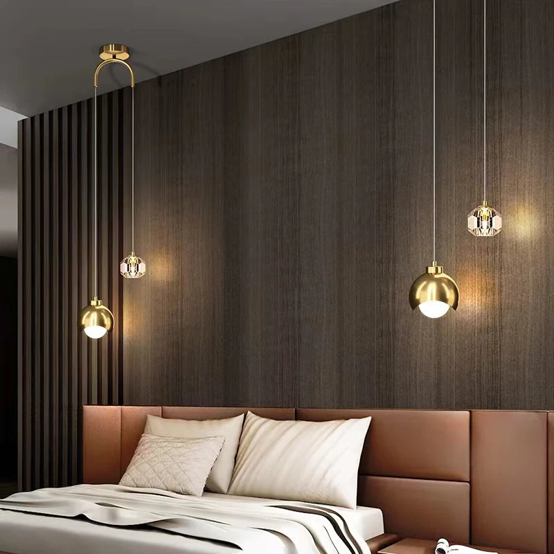 Suspension boule dorée dans une chambre