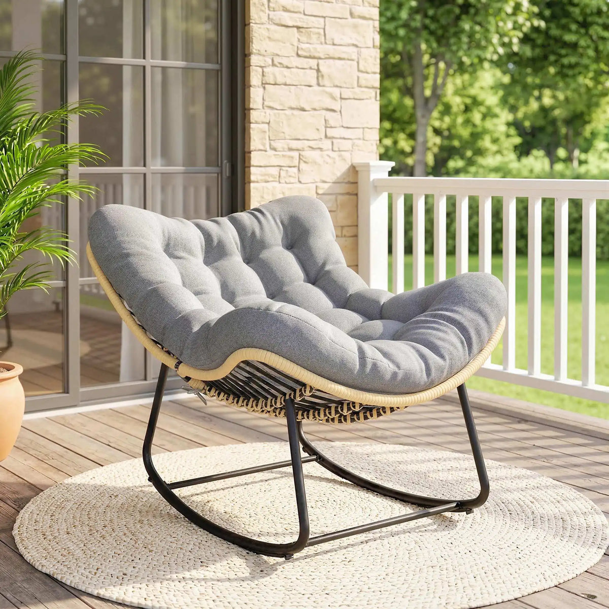 Rocking chair en rotin tressé sur une terrasse