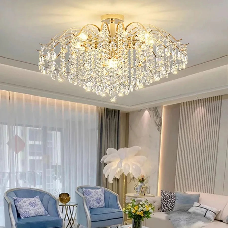 Plafonnier en cristal doré dans un salon