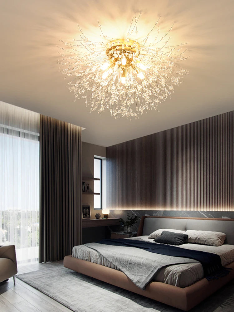 Lustre en cristal dans une chambre