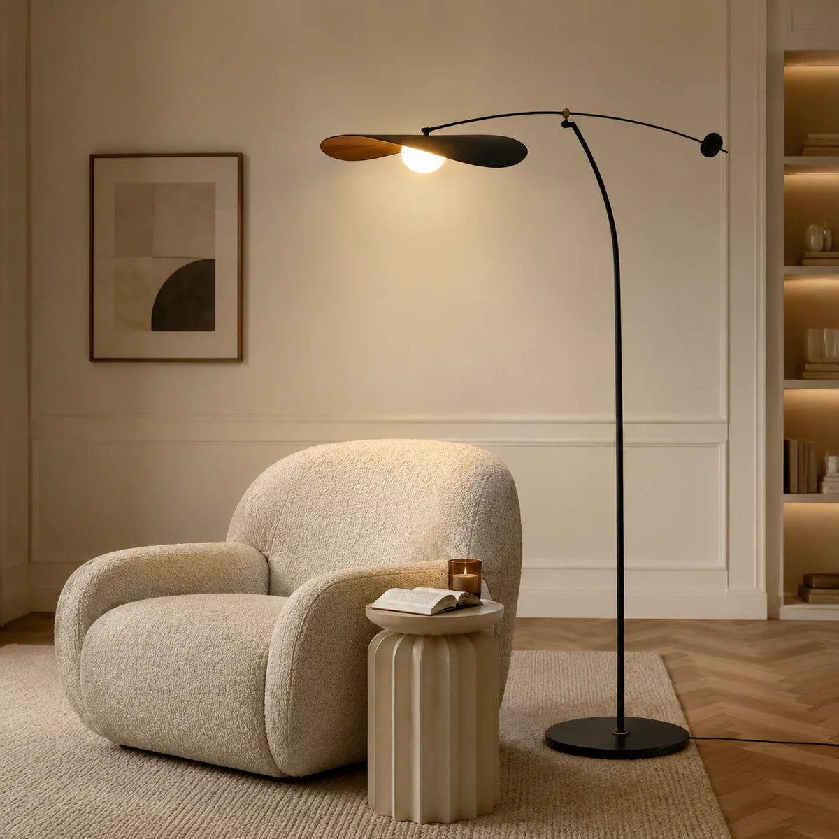 Lampadaire arc au-dessus d'un canapé