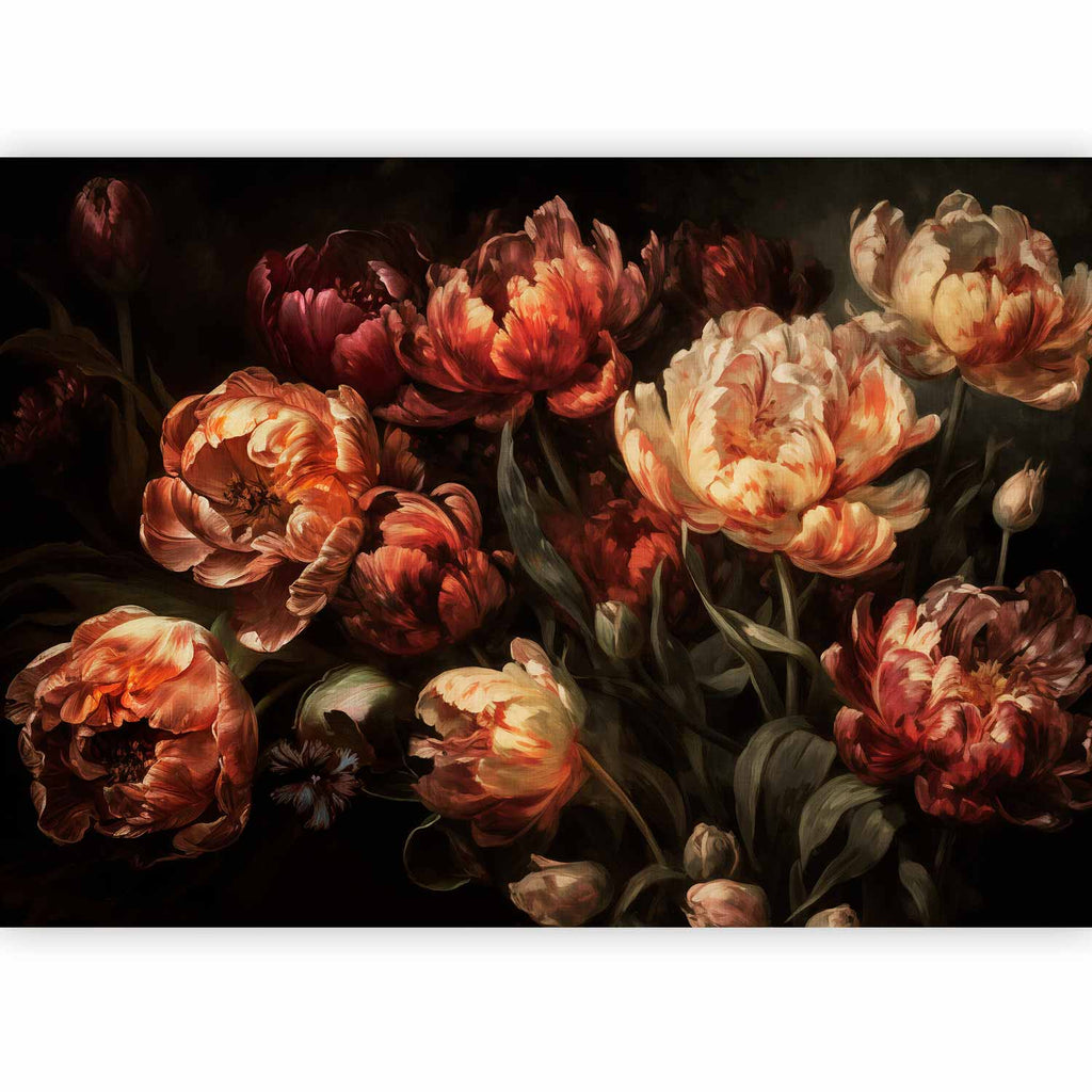 Tulipes en clair-obscur posées dans un salon